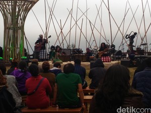 Lengkingan Suara Peni Candra Rini Hangatkan Suasana Jazz Gunung