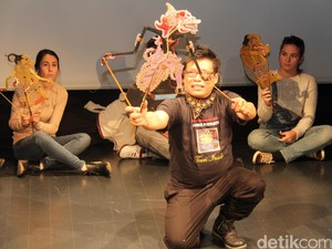 Diplomasi Perut, Batik Sampai Wayang Ala Prof Andrik Purwasito