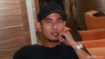 Gaya Rio Febrian Serba Hitam