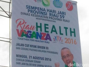 Baliho Raksasa Gubernur Riau untuk Acara Kesehatan Sempat Salah Tulis