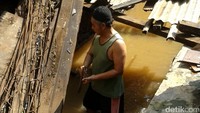 Banjir kini telah surut, yang tersisa dari banjir kini hanyalah lumpur di jalanan depan rumah warga. Sedangkan lumpur di dalam rumah warga sudah dibersihkan. Ada juga warga yang membersihkan parit.