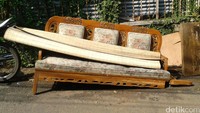 Warga menjemur kasur, sofa, pakaian, sepeda yang terendam air.