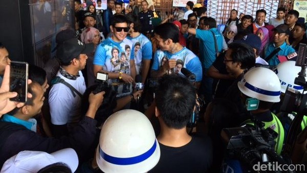<i>Ngamen</i> di Stasiun Kota, Bintang Warkop DKI Reborn Bikin Heboh <i>Ngamen</i> di Stasiun Kota, Bintang Warkop DKI Reborn Bikin Heboh