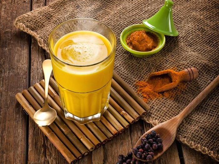 Studio shot on white background with natural reflections of fresh and dried turmeric. (crcuma Longa) kurkum