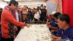 Menkum HAM Lomba Balap Karung di LP Cipinang