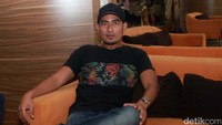 Rio mengenakan topi berwarna senada dengan kaosnya yang berwarna hitam. Munady/detikHot.