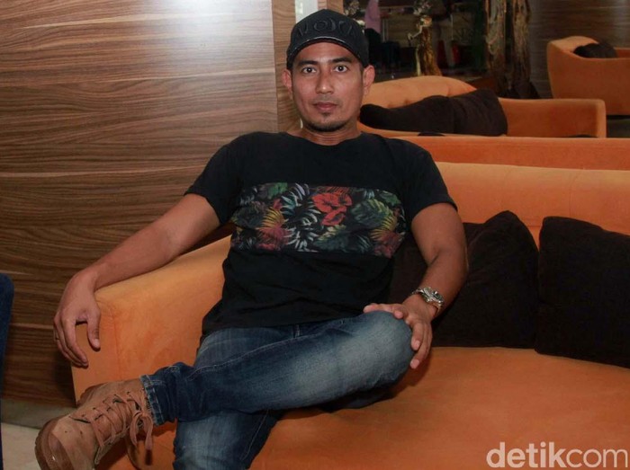 Rio Febrian tampil santai saat ditemui belum lama ini di Yogyakarta. Ia mengenakan pakaian serba hitam jelang tampil di acara Prambanan Jazz, Sabtu (20/8/2016).