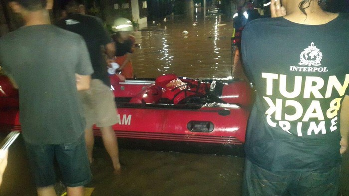 Hingga Dini Hari Petugas Masih Tanggulangi Banjir di Pondok Labu