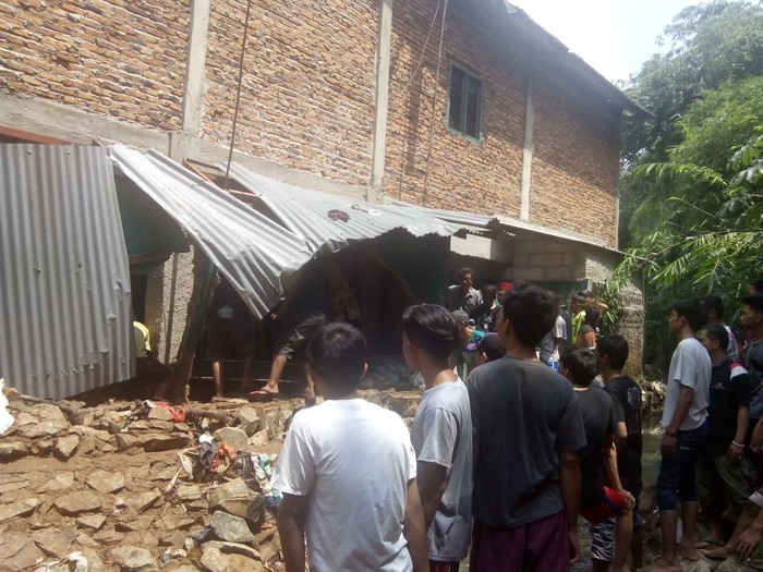 Banjir Pondok Labu, 1 Pria Ditemukan Tewas di Dekat Longsoran Tembok