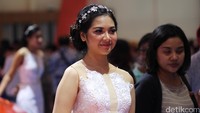 Salah seorang Toyota Pretty di booth Toyota. Foto: Dadan Kuswaraharja