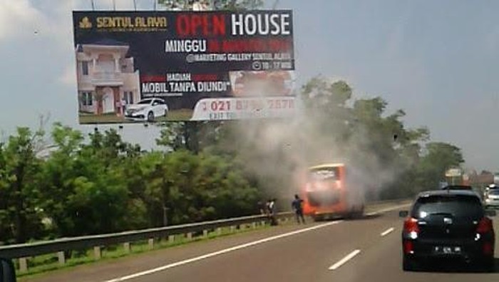 Mesin Keluarkan Asap, Bus di Tol Jagorawi Ini Lanjut Jalan