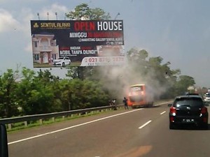 Mesin Keluarkan Asap, Bus di Tol Jagorawi Ini Lanjut Jalan