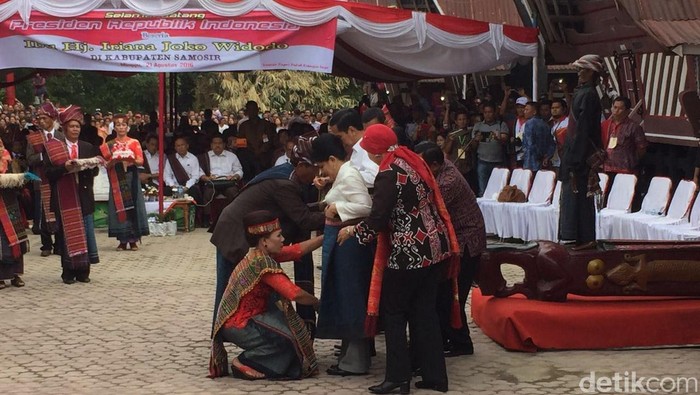 Beri Pakaian Adat Batak ke Jokowi, Bupati Samosir: Ini dari Masyarakat