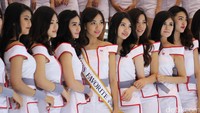 Miss Favorite GIIAS 2016 Brenda Andrina dikelilingi oleh para usher di booth PT Honda Prospect MotorFoto: Dadan Kuswaraharja
