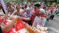 Lebih dari 2.000 liter minyak goreng kemasan sehargaRp 7.000 per liter disalurkan bagi keluarga besar Kemenlu. Istimewa.