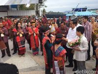 Jokowi saat di Karnaval Kemerdekaan Pesona Danau Toba