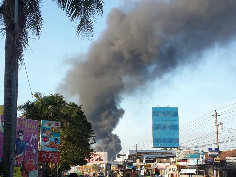 Toko Alat Bangunan dan Gudang Cat di Yogya Dilalap Si Jago Toko Alat Bangunan dan Gudang Cat di Yogya Dilalap Si Jago