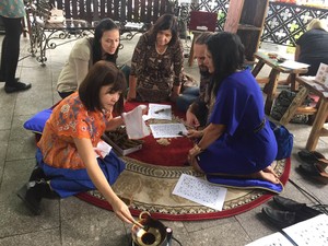 Saat Warga Rusia Antre Belajar Membatik