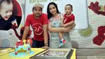 Muah! Ciuman Sayang Raffi dan Gigi di Ultah Rafathar