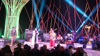 Ring of Fire ft. Bonita dan Richard Hutapea membawakan sekitar empat lagu di gelaran Jazz Gunung hari kedua.