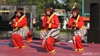 Ratusan pesilat itu diantaranya dari berbagai perguruan silat di Yogyakarta, Jawa Tengah, Jakarta, Jawa Timur, Jawa Barat, Kalimantan dan lain-lain.