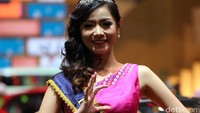 Miss Auto Show First Runner Up, Devia, berpose di depan booth PT Astra Daihatsu Motor. Foto: Dadan Kuswaraharja