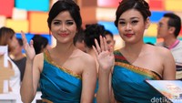 Dua orang SPG di booth Daihatsu menyapa Otolovers. Foto: Dadan Kuswaraharja