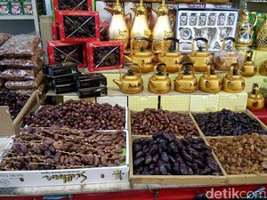 Masuk Musim Haji, Air Zam-zam Sampai Kurma Laris Manis di Tanah Abang