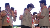 Presiden ke-5 Republik Indonesia, Megawati Soekarnoputri dianugerahi gelar kehormatan Lencana Tunas Kencana oleh Kwarnas Pramuka pada Jambore Nasional ke X di Bumi Perkemahan Cibubur, Jakarta, Sabtu (20/8/2016) Malam.