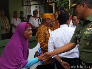 Pendekatan Kesejahteraan Buat Banyak Warga Maluku Sukarela Serahkan Senjata