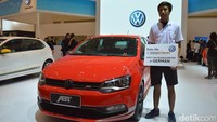 Anak Bunyamin Noor, Barrichello, mewakili sang ayah menerima trofi dan hadiah berangkat ke Jerman. Foto: VW