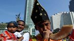 Berbaju Adat di CFD, Anak-anak Nyanyikan Lagu Nasional