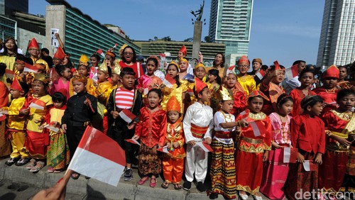 Murid-murid sekolah Minggu Gereja Bethel Indonesia (GBI) Eben Haezer Jakarta Pusat dengan berkaian adat menyanyikan lagu-lagu nasional saat karnaval di Bunderan HI, Jakarta (21/08/2016). Kegiatan memperingati HUT Kemerdekaan RI ke-71  ini dalam rangka menanamkan cinta bangsa dan cinta tanah air sejak dini. Hasan Alhabshy/detikcom