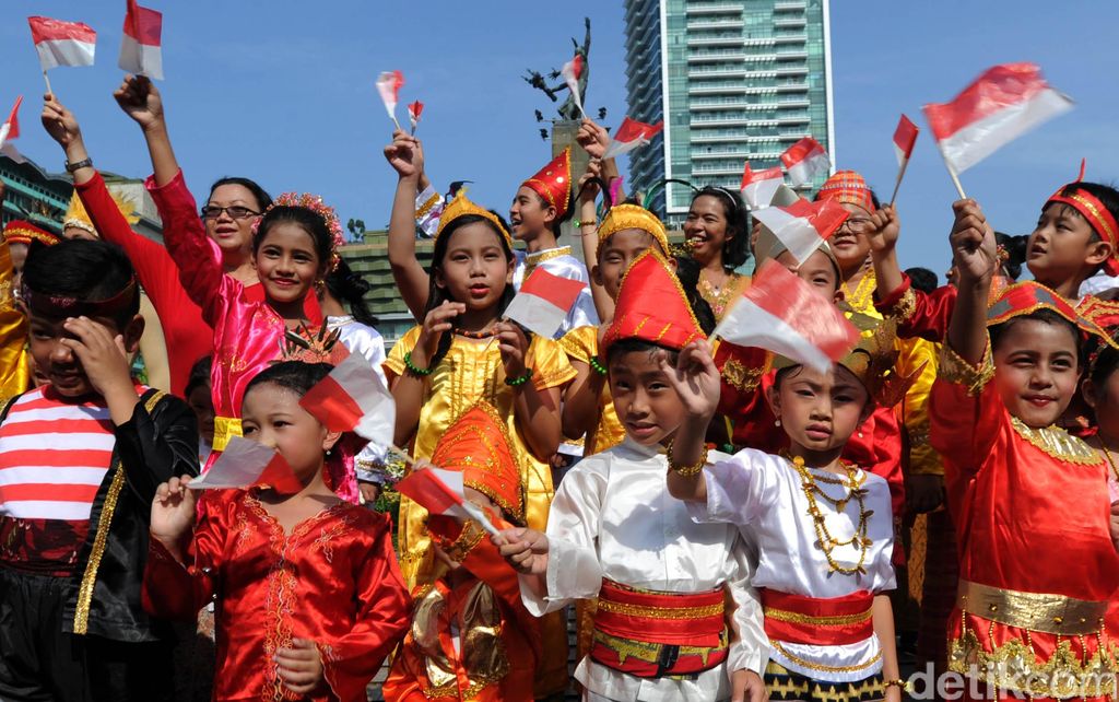 CFD Murid-murid sekolah Minggu Gereja Bethel Indonesia (GBI) Eben Haezer Jakarta Pusat dengan berkaian adat menyanyikan lagu-lagu nasional saat karnaval di Bunderan HI, Jakarta (21/08/2016). Kegiatan memperingati HUT Kemerdekaan RI ke-71 ini dalam rangka menanamkan cinta bangsa dan cinta tanah air sejak dini. Hasan Alhabshy/detikcom