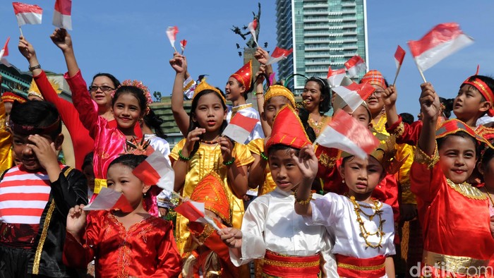 Murid-murid sekolah Minggu Gereja Bethel Indonesia (GBI) Eben Haezer Jakarta Pusat dengan berkaian adat menyanyikan lagu-lagu nasional saat karnaval di Bunderan HI, Jakarta (21/08/2016). Kegiatan memperingati HUT Kemerdekaan RI ke-71  ini dalam rangka menanamkan cinta bangsa dan cinta tanah air sejak dini. Hasan Alhabshy/detikcom