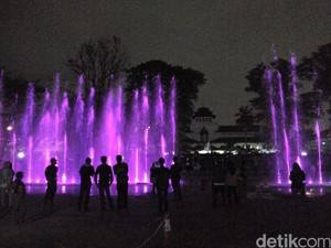 Air Mancur Menari Diuji Coba, Warga Serbu Lapangan Gasibu