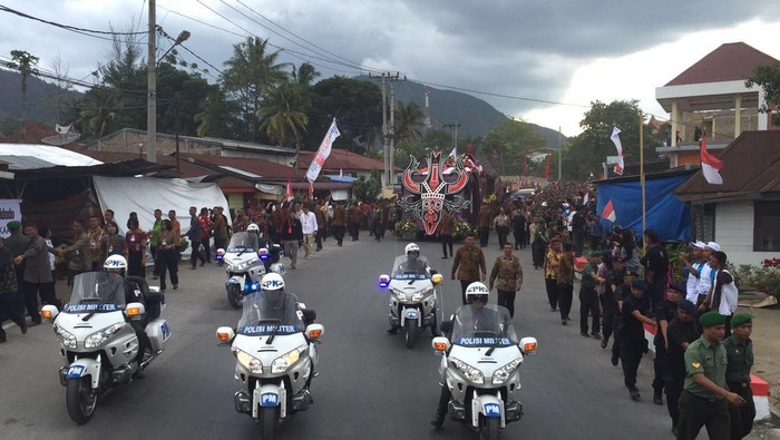 Ikut Karnaval Toba, Jokowi Dikepung Puluhan Ribu Orang di Tobasa