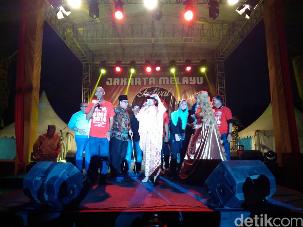 Musisi seperti Butong Tom Salmin Fahad Munif serta Hendri Lamiri dengan kelihaiannya menggesek alat musik biola turut meramaikan festival yang digelar