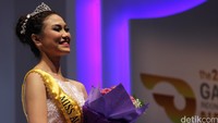 Vega tersenyum saat menerima mahkota Miss Auto Show. Vega mengalahkan sekitar 150 sales promotion girls (SPG) dari 18 merek peserta pameran yang turut meramaikan seleksi kontes kecantikan ini. Foto: Rangga Rahadiansyah