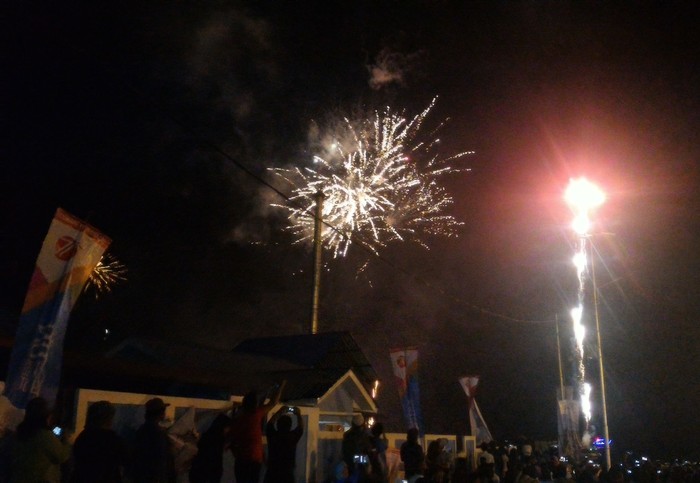 Meriah! Ada Pesta Kembang Api di Karnaval Danau Toba