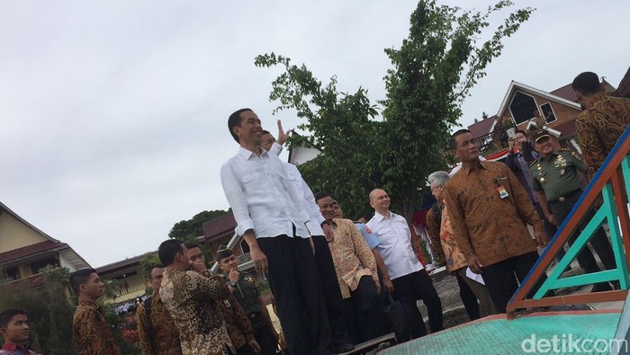 Jokowi Janjikan Kapal Feri dan Perbaikan Dermaga di Pulau Samosir