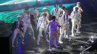 Hoshi Cs menghibur para Carats ibukota di gelaran Fanmeeting di Balai Sarbini Jakarta.