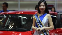 Miss Photogenic Meliana Thung berpose di booth PT Suzuki Indomobil Sales. Foto: Dadan Kuswaraharja