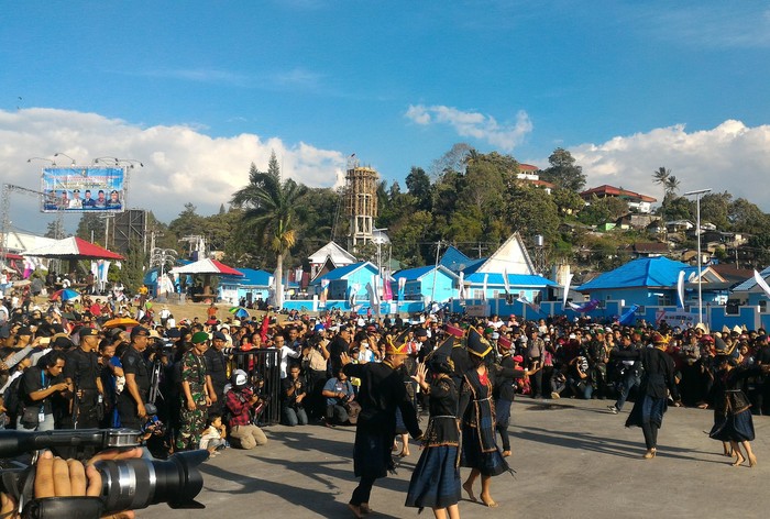 Seperti Ini Serunya Pentas Budaya di Karnaval Danau Toba