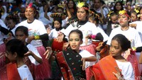 Acara flash mob tari ini diikuti lima tari daerah.