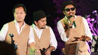 Tak ketinggalan Trio Lestari juga turut naik ke atas panggung tadi malam. Mereka tampil kompak mengenakan busana bernuansa cokelat. Gus Mun/detikhot.