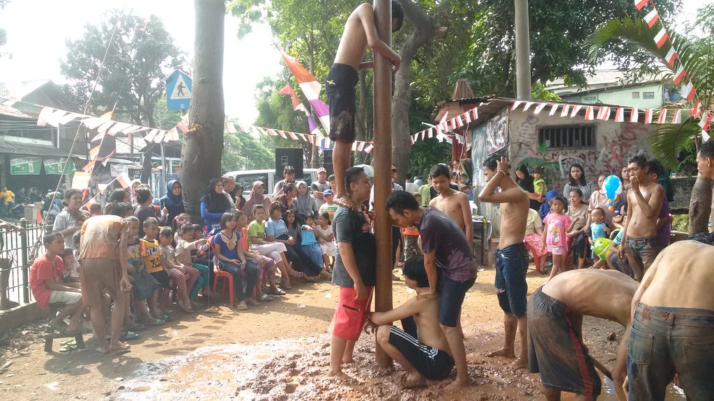 Warga Lenteng Agung Lomba Panjat Pinang Untuk Dukung Risma Maju DKI 1