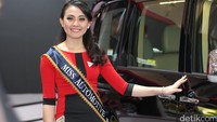 Miss Automotive Chintya Christine berpose dengan mobil Mitsubishi di booth PT Krama Yudha Tiga Berlian Motors. Foto: Dadan Kuswaraharja