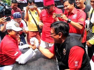 Rayakan HUT RI Bersama Komunitas Moge, Djarot Adu Panco dengan Eks Wakapolri