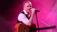 Seperti biasa, deretan lagu romantis dibawakan Rick Price, di antaranya River of Love dan Where in The World. Gus Mun/detikhot.